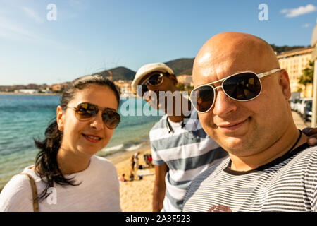 Tourist, der eine selfie in Ajaccio, Frankreich, 2019 Stockfoto
