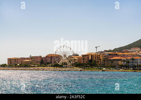 Ajaccio auf Korsika Küste mit Blick auf das Riesenrad, Ajaccio, Frankreich, 2019 Stockfoto