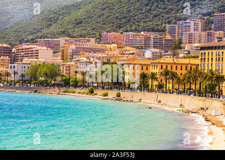 Ajaccio, öffentlichen Strand mit Touristen an den sonnigen Tag. Sommer Landschaft der Insel Korsika am sonnigen Sommertag, Ajaccio, Frankreich, 2019 Stockfoto