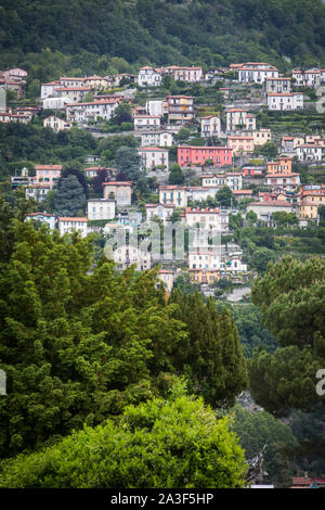 Farbe Bild der Häuser in einem Dorf am Comer See in Italien. Stockfoto