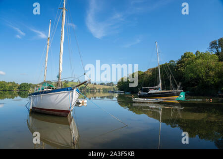 Boote in der Bucht in der Nähe von Dittisham, Devon, Vereinigtes Königreich Stockfoto