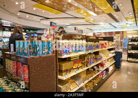 Wien, ÖSTERREICH - ca. Mai 2019: Duty Free Shopping Bereich am Flughafen Wien. Stockfoto