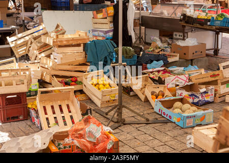 Hinter dem Stall eines Französischen vegatable Markt mit verschiedenen Obst und Gemüse in Kisten aus Holz, Abschaltdruck Stockfoto