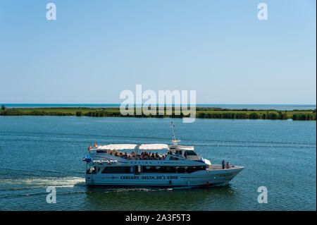 Cambrils, Spanien - 22. August 2019: Touristen genießen ein Sehenswürdigkeiten Boot Tour am Ebro Delta auf einen sonnigen Sommer. Massentourismus ist zu einem Problem für die Stockfoto