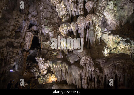 Thien Cung Grotte ausbreitende natürlichen Grotte mit komplizierten Stalaktiten und Stalagmiten in der Halong Bay Vietnam Indochina Stockfoto