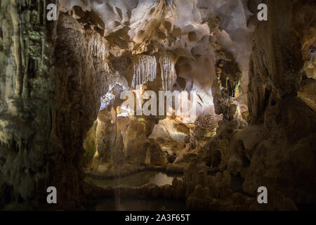 Thien Cung Grotte ausbreitende natürlichen Grotte mit komplizierten Stalaktiten und Stalagmiten in der Halong Bay Vietnam Indochina Stockfoto