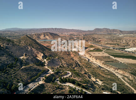 Luftaufnahmen Landschaft mit landwirtschaftlichen Feldern und Wiesen, künstlicher See, winken Straßen und Rocky Mountains von Novelda Stockfoto