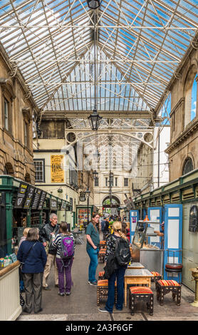 St. Nikolaus Markt ist ein dynamischer Markt in einem Georgianischen arcade bietet eine Mischung aus unabhängigen Stände, kleinen Läden und Essen. Bristol. England. UK. Stockfoto