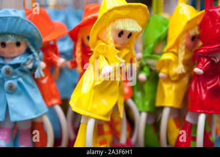 Verschiedene colouful Kinder Puppen in Kunststoff Regenmäntel Stockfoto