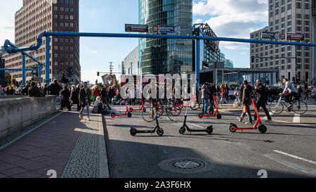 Deutschland, Berlin, Potsdamer Platz, 7. Oktober 2019. Aussterben Rebellion (XR) Protest in Berlin für mehr Klimaschutz und die Vermeidung von Arten vom Aussterben bedroht. . Demonstranten besetzten eine große Verkehr Kreuzung am Potsdamer Platz und den Verkehr zum Erliegen gebracht. Credit: Eden Breitz/Alamy Stockfoto