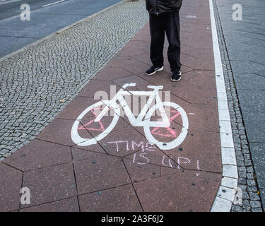 Deutschland, Berlin, Potsdamer Platz, 7. Oktober 2019. Aussterben Rebellion (XR) Protest in Berlin für mehr Klimaschutz und die Vermeidung von Arten vom Aussterben bedroht. . Demonstranten besetzten eine große Verkehr Kreuzung am Potsdamer Platz und den Verkehr zum Erliegen gebracht. Credit: Eden Breitz/Alamy Stockfoto