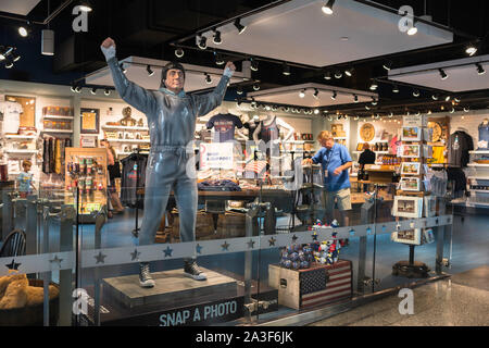 Sylvester Stallone, Blick auf eine lebensgroße Figur von Sylvester Stallone als Rocky in der Independence Visitor Center, Philadelphia, PA, USA Stockfoto