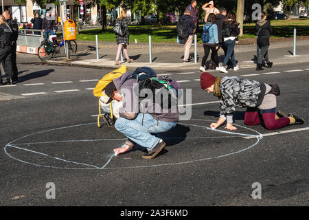 Deutschland, Berlin, Potsdamer Platz, 7. Oktober 2019. Aussterben Rebellion (XR) Protest in Berlin für mehr Klimaschutz und die Vermeidung von Arten vom Aussterben bedroht. . Demonstranten besetzten eine große Verkehr Kreuzung am Potsdamer Platz und den Verkehr zum Erliegen gebracht. Credit: Eden Breitz/Alamy Stockfoto