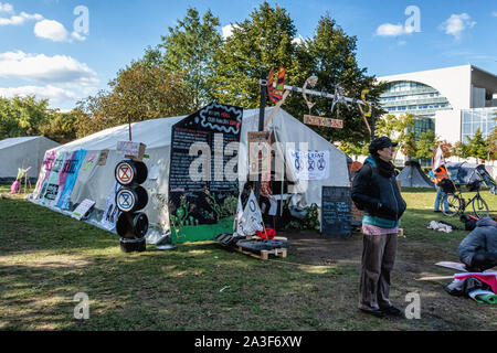 Deutschland, Berlin, Potsdamer Platz, 7. Oktober 2019. Klimawandel Zeltdorf auf dem Rasen außerhalb der offiziellen deutschen Kanzler. Das Aussterben Rebellion (XR) Protest in Berlin fordert mehr Klimaschutz und die Vermeidung von Arten vom Aussterben bedroht. . Demonstranten besetzten eine große Verkehr Kreuzung am Potsdamer Platz und den Verkehr zum Erliegen gebracht. Die einwöchigen Protest ist Teil einer weltweiten Protest und die Regierungen werden ersucht, Maßnahmen zu ergreifen. Credit: Eden Breitz/Alamy Stockfoto