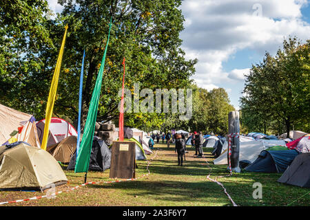 Deutschland, Berlin, Potsdamer Platz, 7. Oktober 2019. Klimawandel Zeltdorf auf dem Rasen außerhalb der offiziellen deutschen Kanzler. Das Aussterben Rebellion (XR) Protest in Berlin fordert mehr Klimaschutz und die Vermeidung von Arten vom Aussterben bedroht. . Demonstranten besetzten eine große Verkehr Kreuzung am Potsdamer Platz und den Verkehr zum Erliegen gebracht. Die einwöchigen Protest ist Teil einer weltweiten Protest und die Regierungen werden ersucht, Maßnahmen zu ergreifen. Credit: Eden Breitz/Alamy Stockfoto