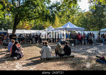 Deutschland, Berlin, Potsdamer Platz, 7. Oktober 2019. Klimawandel Zeltdorf auf dem Rasen außerhalb der offiziellen deutschen Kanzler. Das Aussterben Rebellion (XR) Protest in Berlin fordert mehr Klimaschutz und die Vermeidung von Arten vom Aussterben bedroht. . Demonstranten besetzten eine große Verkehr Kreuzung am Potsdamer Platz und den Verkehr zum Erliegen gebracht. Die einwöchigen Protest ist Teil einer weltweiten Protest und die Regierungen werden ersucht, Maßnahmen zu ergreifen. Credit: Eden Breitz/Alamy Stockfoto