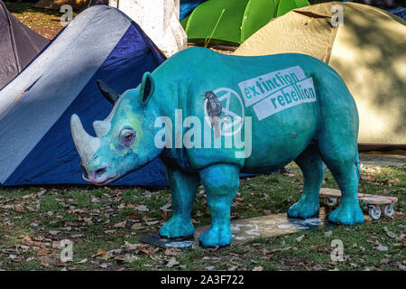 Deutschland, Berlin, Potsdamer Platz, 7. Oktober 2019. Klimawandel Zeltdorf auf dem Rasen außerhalb der offiziellen deutschen Kanzler. Das Aussterben Rebellion (XR) Protest in Berlin fordert mehr Klimaschutz und die Vermeidung von Arten vom Aussterben bedroht. . Demonstranten besetzten eine große Verkehr Kreuzung am Potsdamer Platz und den Verkehr zum Erliegen gebracht. Die einwöchigen Protest ist Teil einer weltweiten Protest und die Regierungen werden ersucht, Maßnahmen zu ergreifen. Credit: Eden Breitz/Alamy Stockfoto