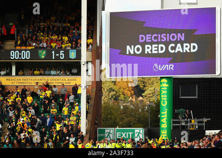 Video Schiedsrichterassistent (VAR) keine rote Karte Entscheidung mit dem Endstand von 5-1 während der schließenden Minuten des Spiels - Norwich City gegen Aston Villa, Premier League, Carrow Road, Norwich, Großbritannien - 5. Oktober 2019 Editorial nur verwenden - DataCo Einschränkungen angezeigt werden Stockfoto