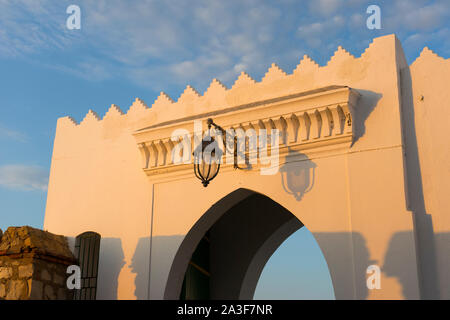 Laterne über das Gateway in der alten Medina von Asilah, im Norden von Marokko in der Dämmerung Stockfoto