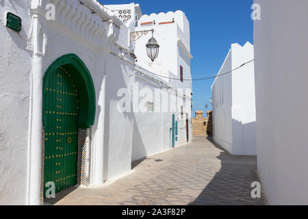 Classic Old Street in der Medina, der Altstadt von Asilah mit der Mauer Mauer am Ende der Straße, Nördliche Marokko Stockfoto