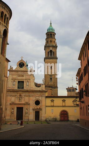 Straßenansicht des Turmes und der Kirche San Giovanni Evangelista in Parma, Emilia-Romagna, Italien. Stockfoto