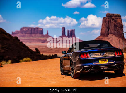 Ein Ford Mustang Cabrio in einem Staubweg im Monument Valley in Utah/USA Stockfoto