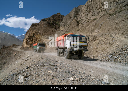 Lkw auf der Straße vom oberen Mustang, Kagbeni, Nepal Stockfoto