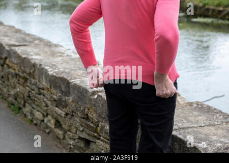 Touristen in bibury Village. Stockfoto