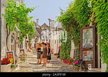 Trulli auf der Rione Monti in Alberobello, Apulien, Italien. Stockfoto