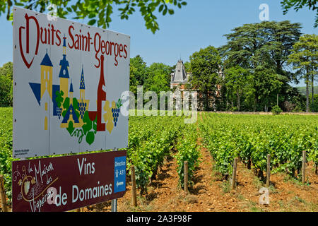 Unterschreiben Sie bei Wein Dorf von Nuits Saint-Georges in der Region Burgund, Bourgogne Franche-Compté, Frankreich. Stockfoto