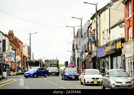 Verkehr und Geschäfte auf Friargate in Preston City Center Stockfoto