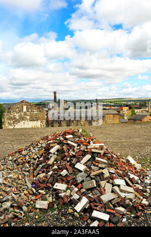 Verbleibende Stapel der Ziegel und Mauerwerk im industriellen Abbruchbaustelle in Burnley Stockfoto