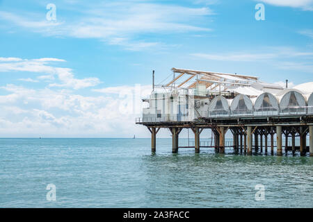 Plattform unterstützt im Meer in der Nähe der Küste. Niedrige Wolken über dem Meer. Stockfoto