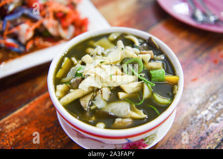 Bamboo shoot Suppe und Pilze Kräuter und Gewürze Zutaten der thailändischen Küche serviert am Tisch / Tradition Nordosten essen Isaan köstlich auf Schüssel mit vegetabl Stockfoto