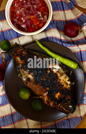 Foto von frisch gegrillten Tilapia-fisch auf Platte mit garnieren Stockfoto