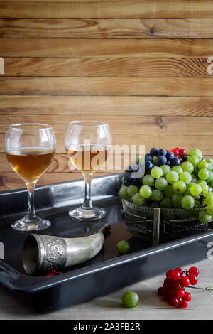 Trauben, Wein Horn und Wein in Gläsern Stockfoto