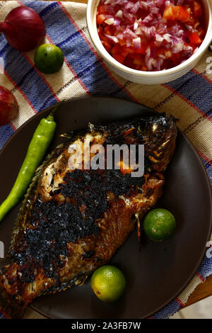 Foto von frisch gegrillten Tilapia-fisch auf Platte mit garnieren Stockfoto