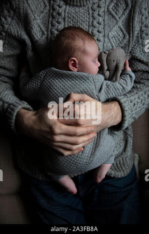 Ein Vater seinen Sohn auf seine Brust hält. Familie Abbinden. Vaterschaft Stockfoto