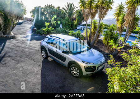 Candelaria Teneriffa Spanien 05.09.2019 Mietwagen Citroen C4 ist auf einer tropischen Parkplatz mit Palmen in der Sonne geparkt. Stockfoto