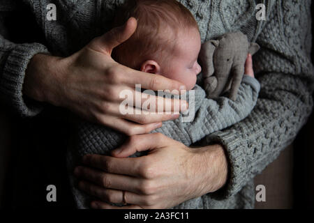 Ein Vater seinen Sohn auf seine Brust hält. Familie Abbinden. Vaterschaft Stockfoto