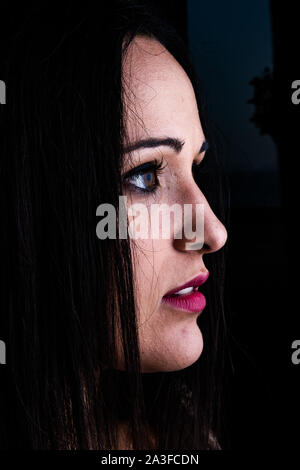 Portrait mit Studio Beleuchtung, einer jungen Frau Schiefen, Gesicht Profil Stockfoto