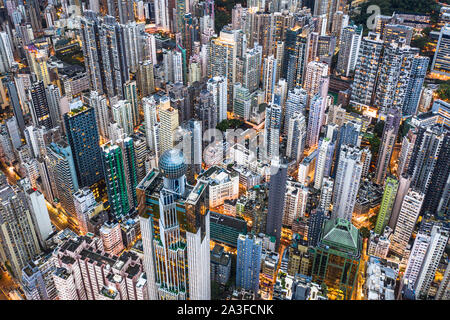 Luftaufnahme der sehr dicht besiedelten Bezirke von Sheung Wan und Sai Ying Pun auf Hong Kong Island, China Stockfoto