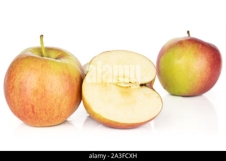 Gruppe von zwei ganze Hälfte des roten Apfel jonagold auf weißem Hintergrund Stockfoto