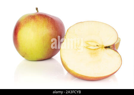 Eine ganze Hälfte des roten Apfel jonagold auf weißem Hintergrund Stockfoto