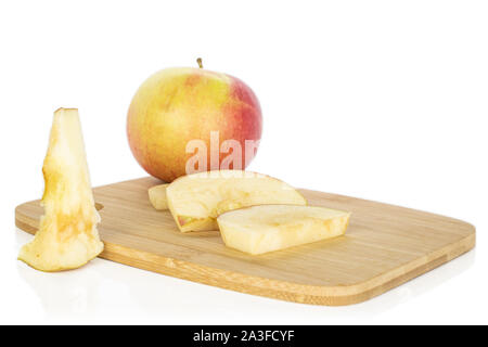 Gruppe von einer ganzen drei Schichten ein Kern von jonagold rote Apfel mit Bambus Platte auf weißem Hintergrund Stockfoto