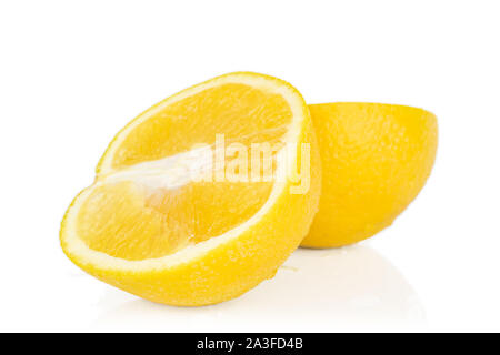Gruppe von zwei Hälften von frischen hellen orange auf weißem Hintergrund Stockfoto