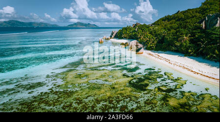 Antenne Panoramablick von Anse Source D'Argent der Strand auf La Digue Island, Seychellen im Morgenlicht. Stockfoto