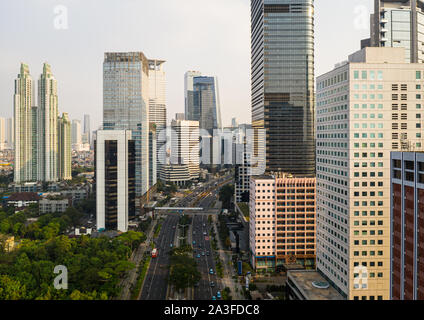 Moderne Wolkenkratzer und Luxury Condo Towers im Herzen von Jakartas Geschäftsviertel entlang Sudirman Street in Indonesien Hauptstadt Stockfoto