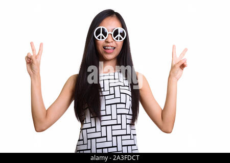 Junge glücklich Asiatischen Teenager Mädchen lächelnd und gleichzeitig Zeichen w Stockfoto