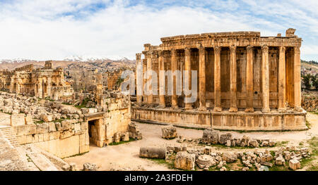 Antike römische Bacchus Tempel Panorama mit umliegenden Ruinen und Stadt, Bekaa-tal, Baalbek, Libanon Stockfoto